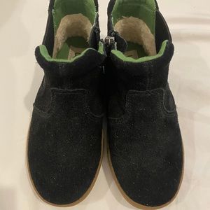 Boys suede Ughs size 12